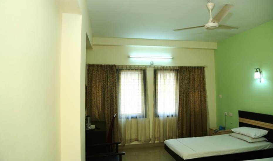 Sri Srinivasa Residency Hotel Kadapa Esterno foto